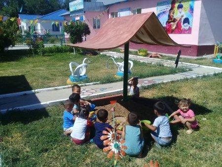 Жазғы  сауықтыру  мезгілі .  "Балапан "I кіші  тобымен бөбекжай-бақша ауласында балалар күнге қыздырынып ,құммен түрлі пішіндер жасады.Құммен ойнау , күнге қыздырыну бала денсаулығын нығайтады .
