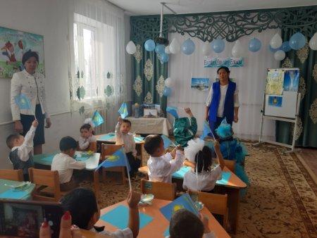 "Құлыншақ "  орта  тобында  1  -желтоқсан  Тұңғыш  Президент  күніне  орай "Елін  сүйген  ,  елі  сүйген Елбасы"  тақырыбында  ашық  оқу  қызметі  өтті . Тәрбиешілер :М.Балкенова , Б.Қалдыбекова .