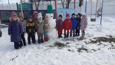 Мақсаты: Балаларға қыс мезгілінің қызықты екенің түсіндіру.Қардан аққала соғып, қар қамалдар тұрғызуға болатынын түсіндіру. Табиғи заттардың көмегімен аққаланы жасау