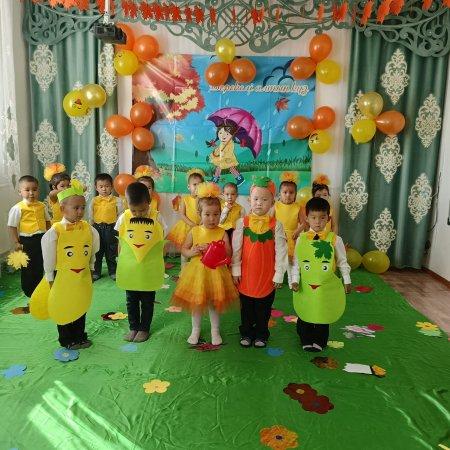Алтын күз ертеңгілігі .Мақсаты: Балаларды күз әлемімен таныстыру. Күз мезгіліндегі өнім көкөністерден көрініс сахналандыру. Балалардың ойын, ән, билер арқылы күзгі мерекелік көңіл-күйлерін көтеру. Табиғатты сүйіп, қорғауға, аялауға тәрбиелеу.