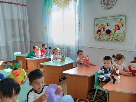 Тақырыбы: «Ертегі еліне саяхат» Мақсаты: Ертегілерді қолғап арқылы сахналау барысында кейіпкерлердің мінез - құлқын жеткізе білуге үйрету. Ертегідегі кейіпкерлердің сөз мәнерін, қимыл қозғалысын келтіріп ойнауға үйрету. Сөздерді анық айтуға үйрету.