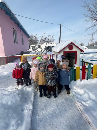 "Балапан" кіші топ  "Қысқы серуен " қарды бақылау .Қыс мезгіліндегі ауа райы құбылыстарын балаларға түсіндіру.